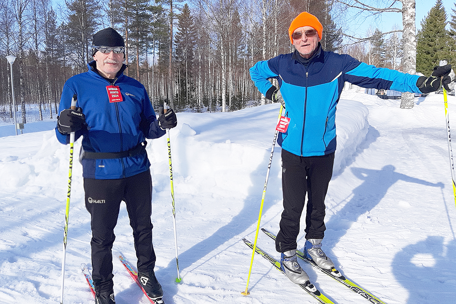 Timo Roivas ja Juhani Muuronen nauttivat hiihtämisestä aurinkoisessa säässä Ahmanhiihdossa. 