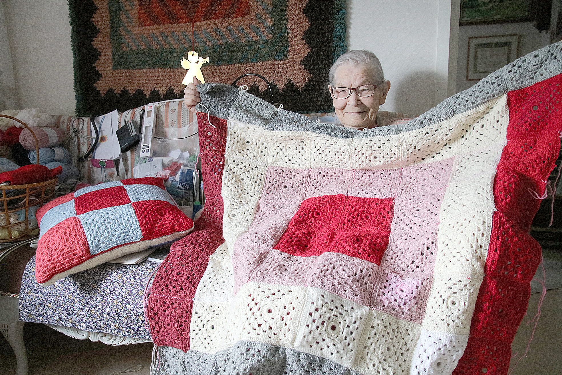 Leena Nykyri keskittyy harrastuksissaan siihen, minkä parhaiten taitaa ja vielä 90-vuotiaanakin jaksaa: käsitöihin. Viittä vaille valmis on esimerkiksi tämä peite, joka tulee jollekulle lapsenlapsista.