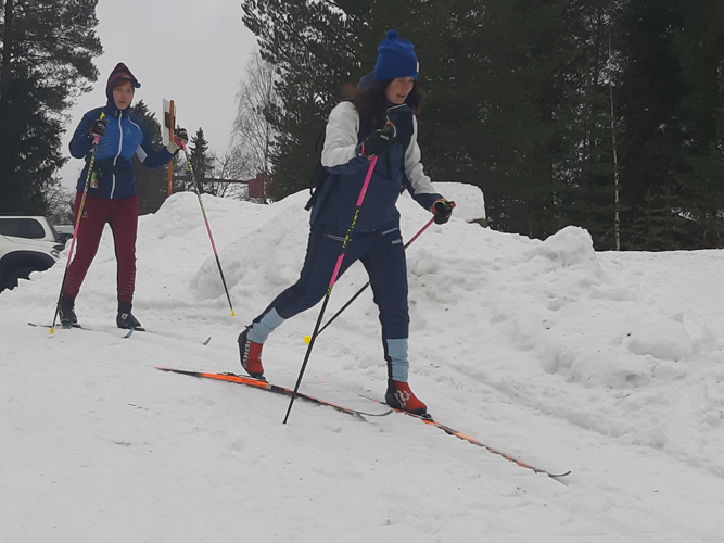 Märistä sääolosuhteista huolimatta Kolin seurojentalolta lähti lauantaiaamuna hyväntuulisia hiihtäjiä kohti Loma-Kolia ja Räsävaaraa.