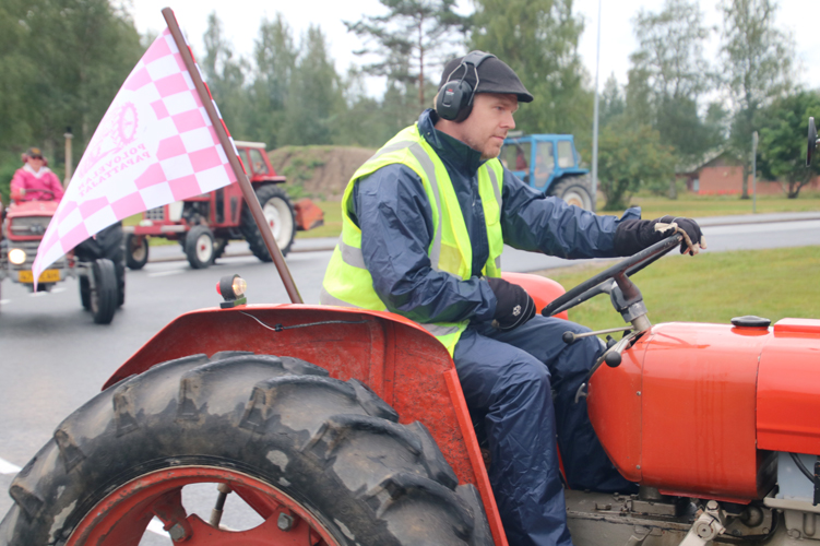 Myös maakuntajohtaja Markus Hirvonen osallistui Polovelan Papattajien perinteiselle kesäretkelle. Traktorilla Hirvonen kehui kaasuttelevansa ensimmäistä kertaa elämässään.