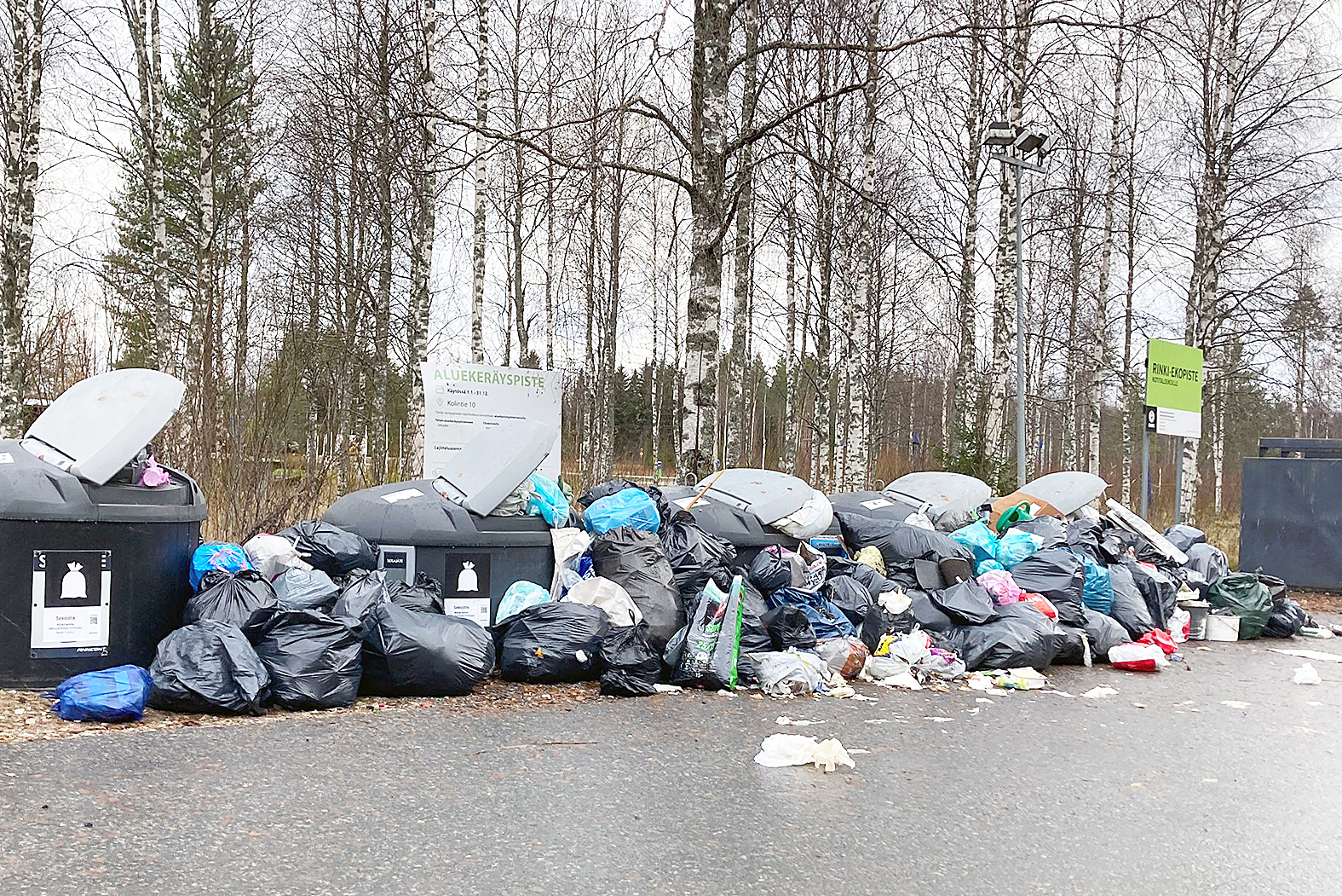 Roskaa riittää ja osa on aivan väärässä paikassa. Kuva Anni Keränen.