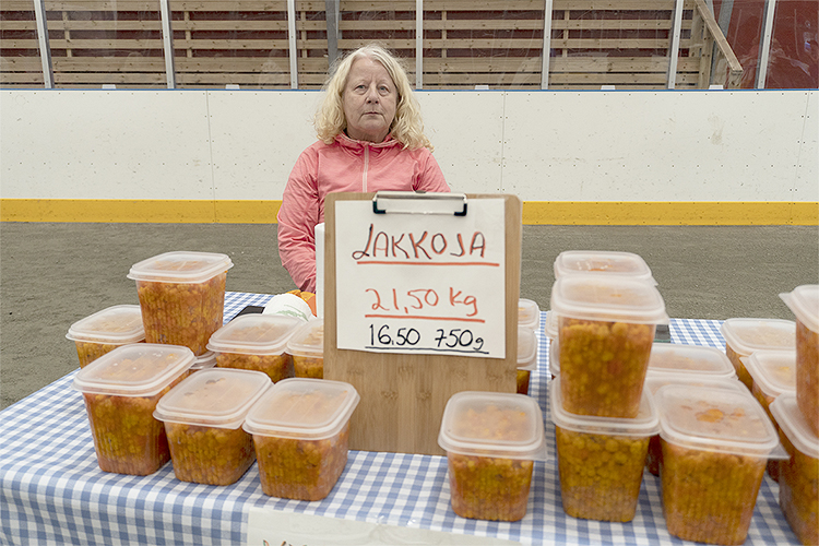 Anneli Säde oli myymässä lakkoja. Hänen mielestään on ollut hyvä lakkavuosi.