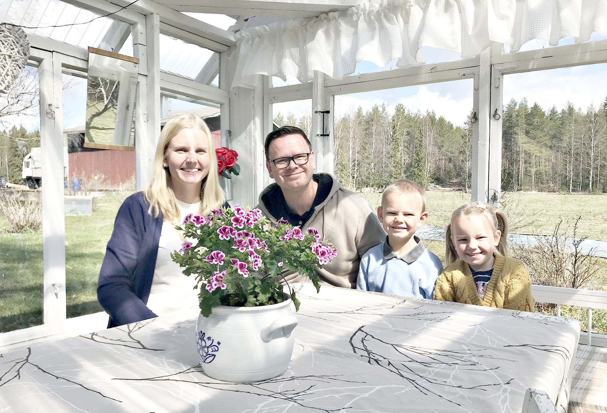 Anni ja Matthew Begutter ja heidän lapsensa Ethan ja Josephine Väli-Mikkolan kesähuoneessa.
