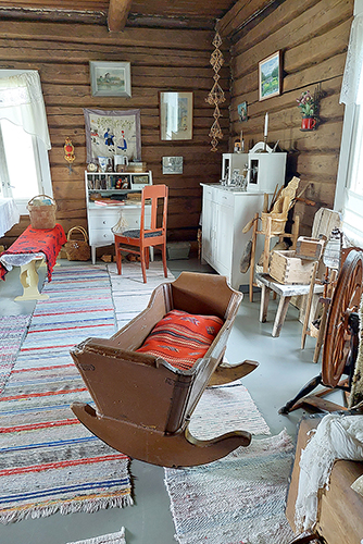 Anu Gröhn ei ainoastaan keräile vanhoja tavaroita vaan käyttää esineet vanhan kotimuseon ja kotinsa sisustuksessa.