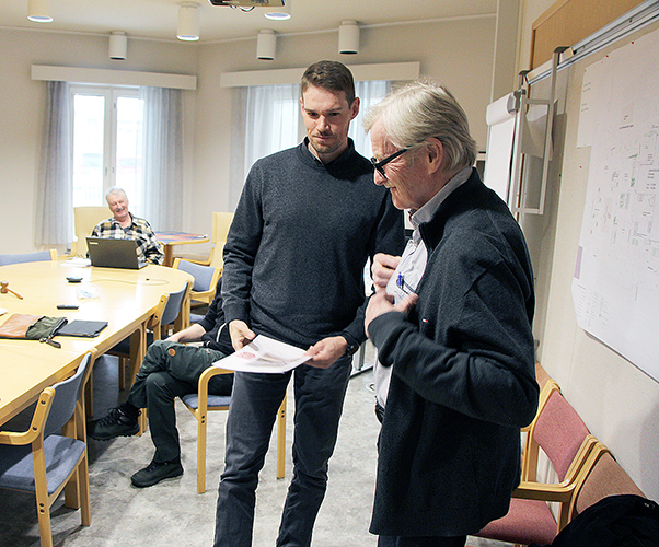 Leo Ryynänen (oik.) luovutti tarkastuskertomuksen kunnanvaltuuston varapuheenjohtaja Matti Haloselle. 