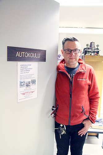 Juha-Matti Savolainen on tyytyväinen, että autokoulu löysi uudet toimitilat entisen valtion virastotalon ensimmäisestä kerroksesta. 