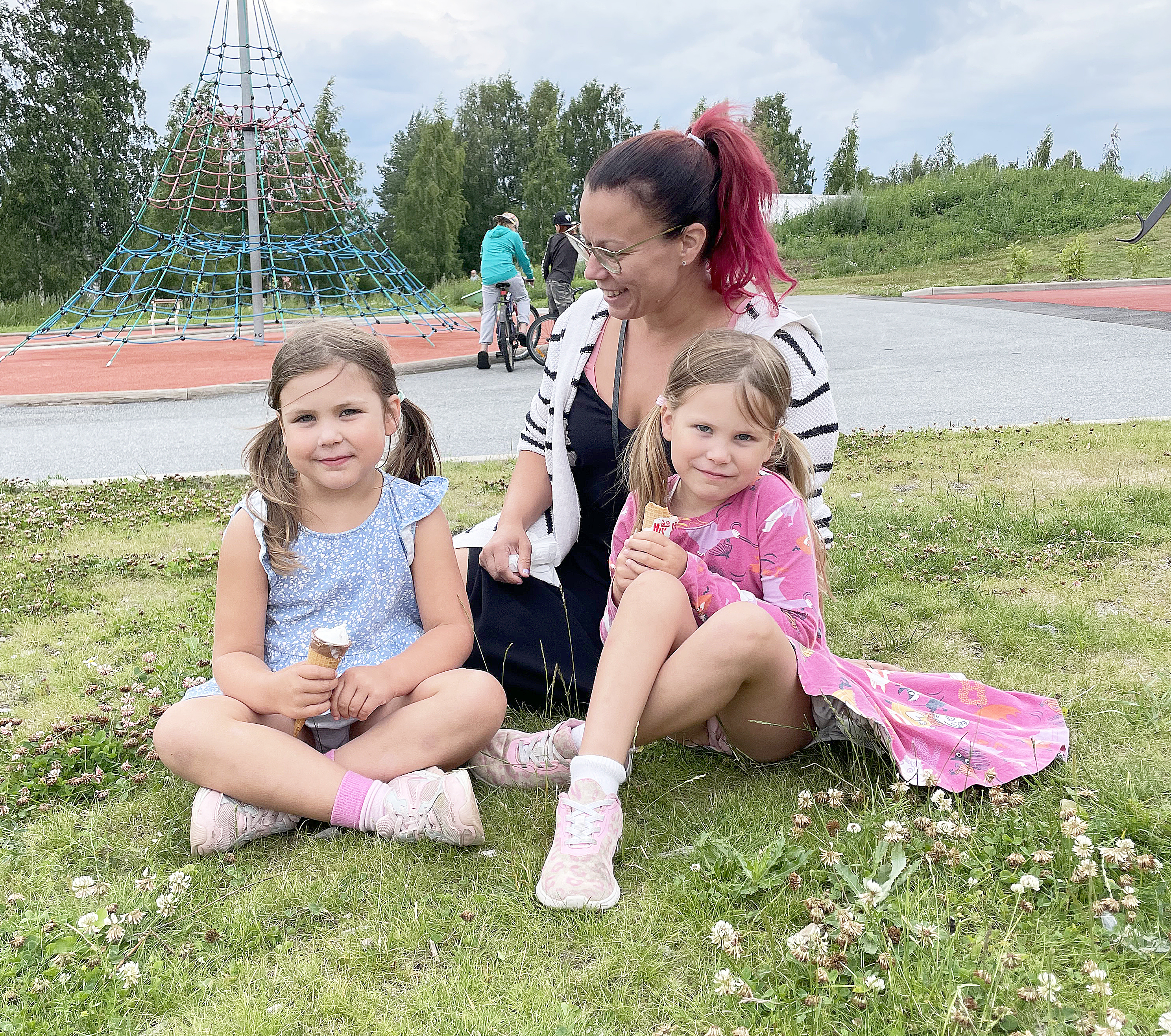 Henna Korhonen kuunteli tyttäriensä kanssa musiikkia ja nautti jäätelöstä Ellinpäivien avajaisissa.