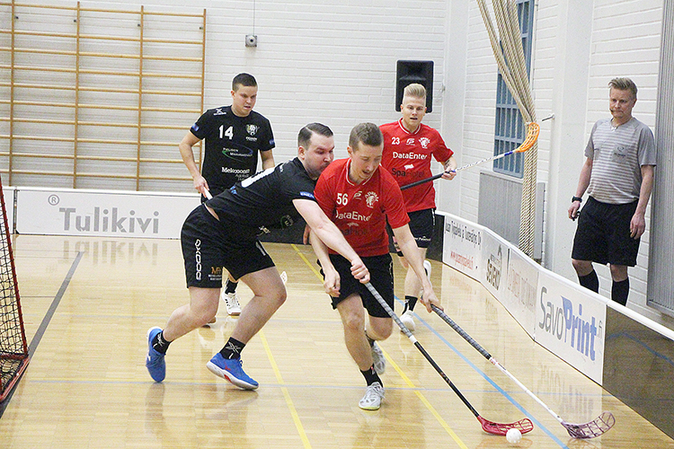 Coach Teamin Samuli Väyrynen (vas.) ja Veeti Naakka  pitivät kotiottelussa Apassien hyökkääjät Tero Korhosen ja Juha Airaksisen kurissa.