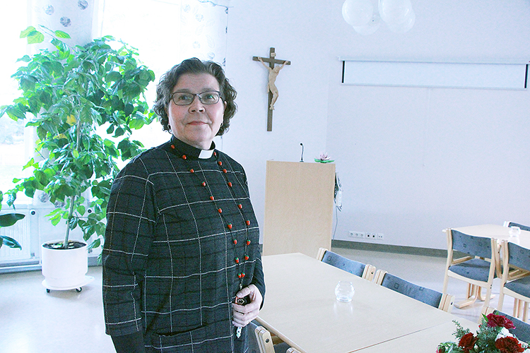 Elisa Hakalan elämässä on tapahtunut lyhyessä ajassa suuria muutoksia. Lastentarhanopettajan työ Hämeenlinnassa vaihtui seurakuntapastorin viransijaisuuteen Juuassa.