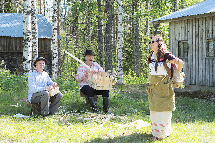 Elokuvan pääosassa rajan takaa Juukaan saapuneena Ellinä on Minnamari Harpela. Pärekoreja punomassa ovat Tauno Nekkonen ja Jari Hyykky.
