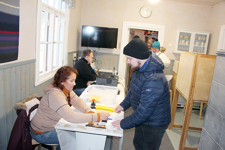 Ennakkoäänestys kylillä. Henri Halonen äänesti maanantaina Etelä-Vuokon kylätalolla. Vaalivirkailijoina toimivat Minna Lehikoinen ja Antti Halonen.  