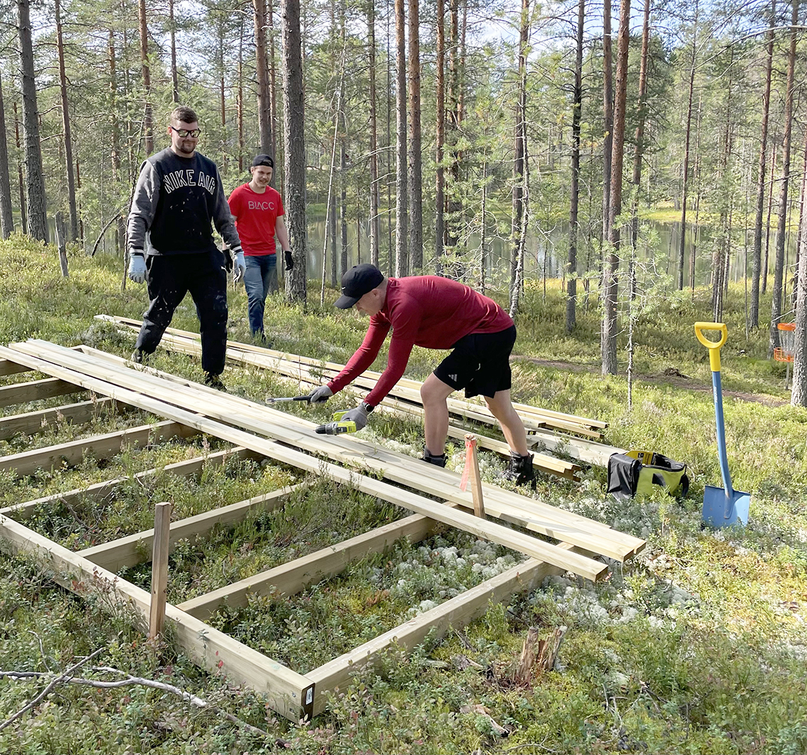 Talkoolaiset Jere Puuronen, Juri Korkalainen ja Roni Vornanen rakentamassa uutta heittoalustaa.