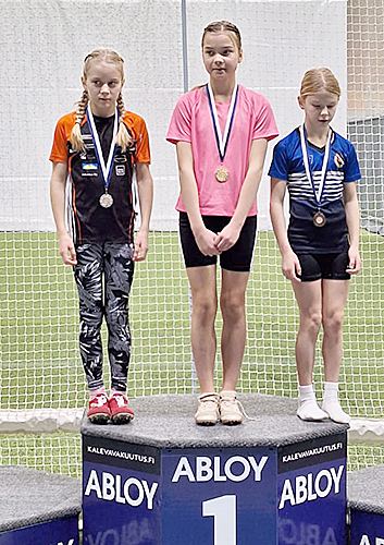 Tyttöjen 60 metrin juoksun voitti Siiri Juppi, toinen oli Milja Päivelin (vas.) ja kolmas Siiri Teerikorpi.