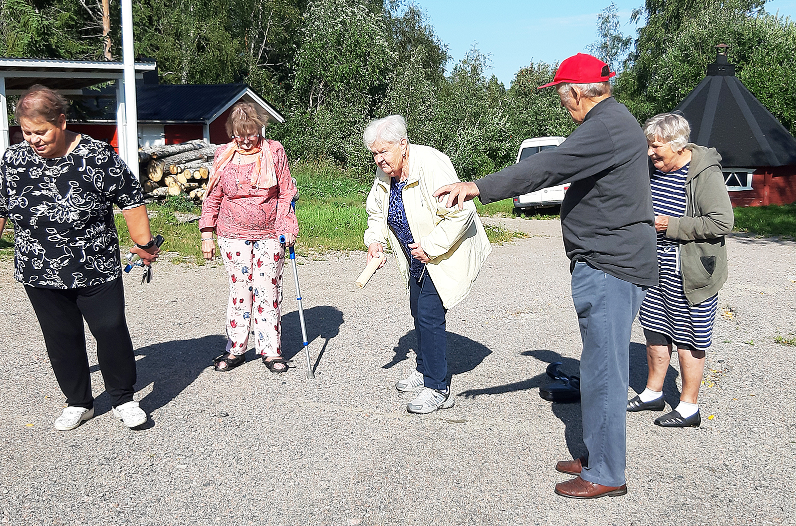 Riitta Juntunen, Liisa Pehkonen, Kyösti Nykänen ja Valma Nykänen seurasivat, miten mölkyn peluu sujui Helli Varikselta.