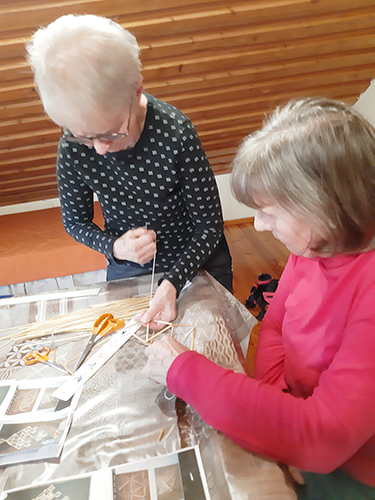 Anita Heikkinen tuli apuun, kun solmujen tekeminen tuotti hiukan päänvaivaa Pirjo Tuonoselle.