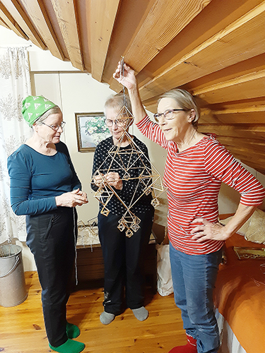 Saini Leppänen, Anita Heikkinen ja Vieno Törrönen tarkastelevat kolmen tunnin työn tulosta.