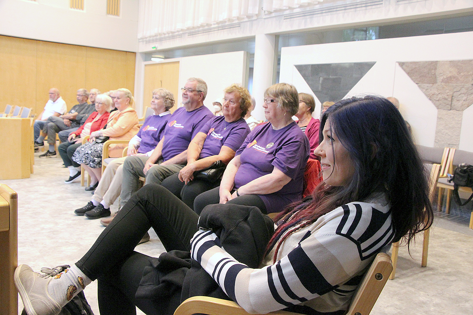 Hyvinkään vanhusneuvoston Taivi Toikka (edessä) sekä violettipaitaiset Hanna-Leena Kortene, Anna-Maija Mäkipaakkanen, Aarno Jalonen ja Leena Räisänen vaihtoivat kokemuksia juukalaisten ikäihmisen kanssa.