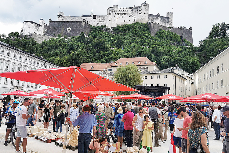 Festivaalit järjestettiin Salzburgin vanhassa kaupungissa Kapitelplatzalla. Taustalla lähes 200 metriä korkeammalla sijaitsee 1000-1400 luvuilla vaiheittain rakennettu keskiaikainen Hohensalzburgin linnoitus. Se on yksi maailman suurimmista linnoituksista. Sinne pääsi ihailemaan maisemia ja tutustumaan linnoitukseen funikulaarilla rautatietä, joka on rakennettu 1400-1500 vaihteessa.