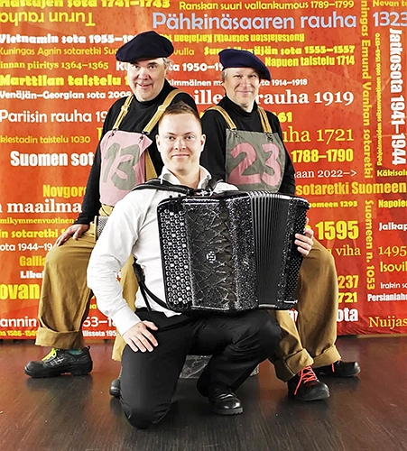 Maarianvaaran teatterin Henry Räsänen (vas.) ja Timoi Munne sekä harmonikkataiteilija Janne Vänskä tuovat Pähkinäsaari-esityksensä itsenäisyyspäivänä Juukaan.