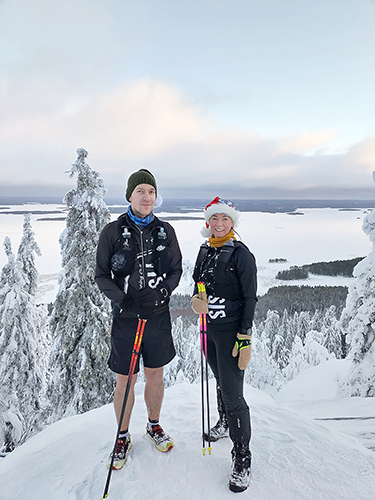 Juukalaiset ultrajuoksijat Eini Eronen ja Akseli Martikainen valmistautuivat joulunaikaan lenkkeilemällä Kolilla perinteisessä Tonttujuoksussa. Kuva Antti Eronen