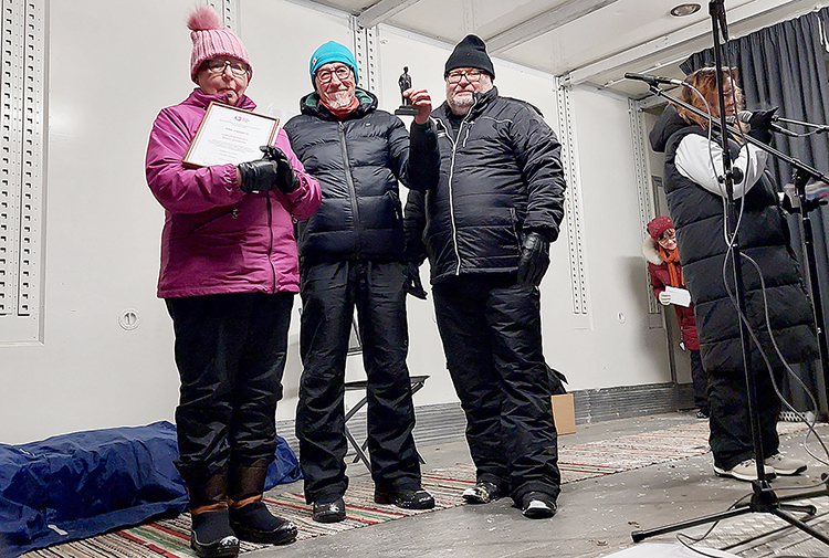 Vaarojen Sanomien Pasi Karjalainen (oik.) luovutti Antti-tunnustuksen Ellin Taitajien Tapio Vartiaiselle ja Eija Meriläiselle.