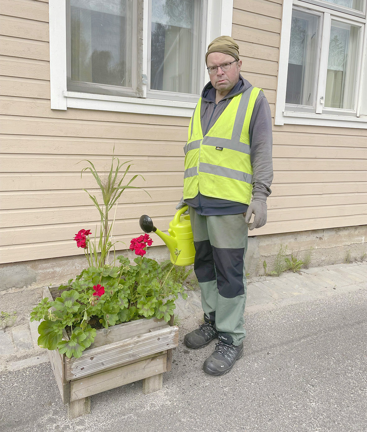 Juha Ruokolainen on hoitanut Puu-Juuan kukkaistutuksia useamman vuoden ajan.