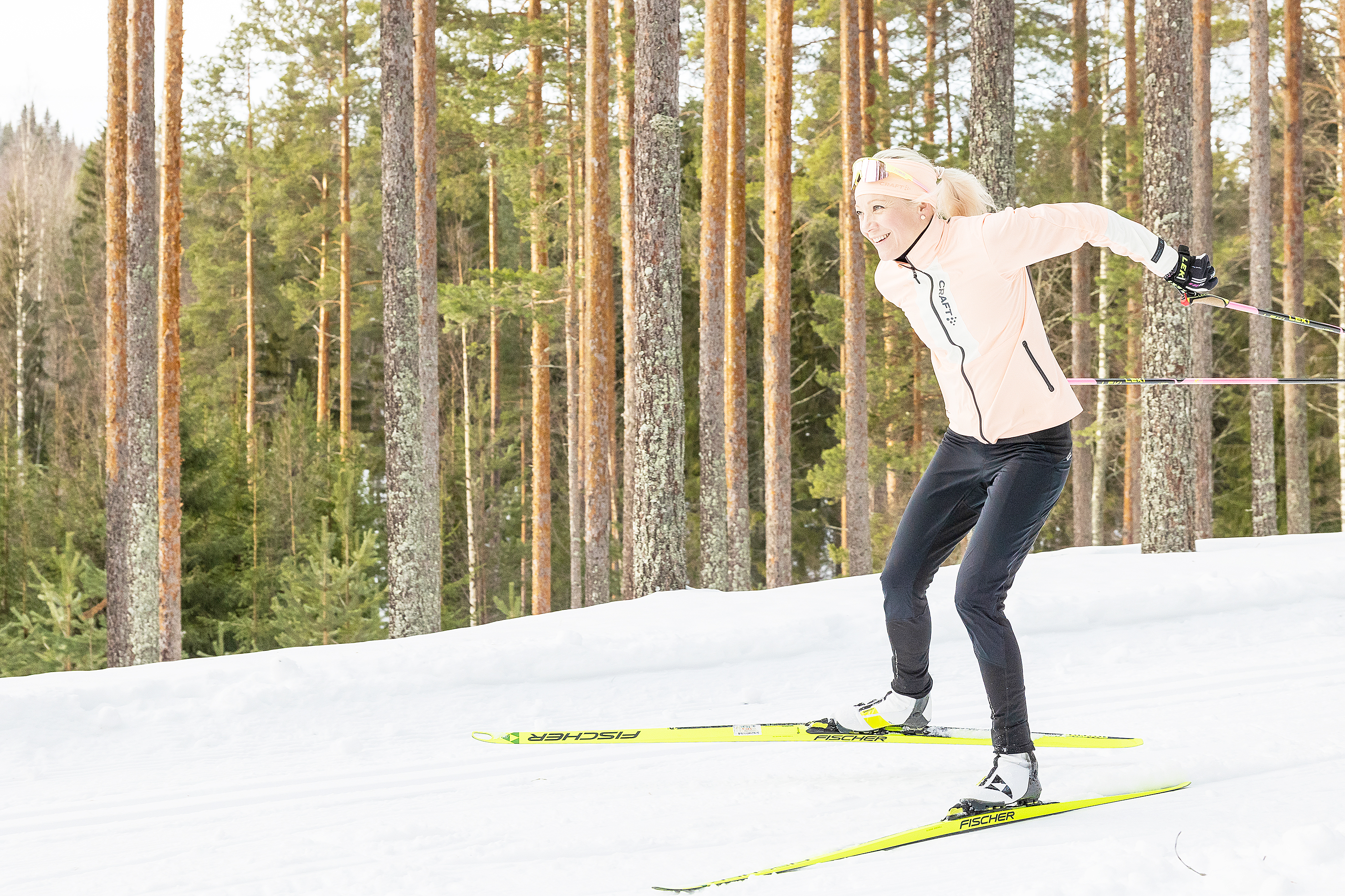 Kaisa Mäkäräinen antaa Kolin talvilomalaisille tekniikkavinkkejä sekä vapaan että perinteisen hiihtotavan kehittämiseksi.