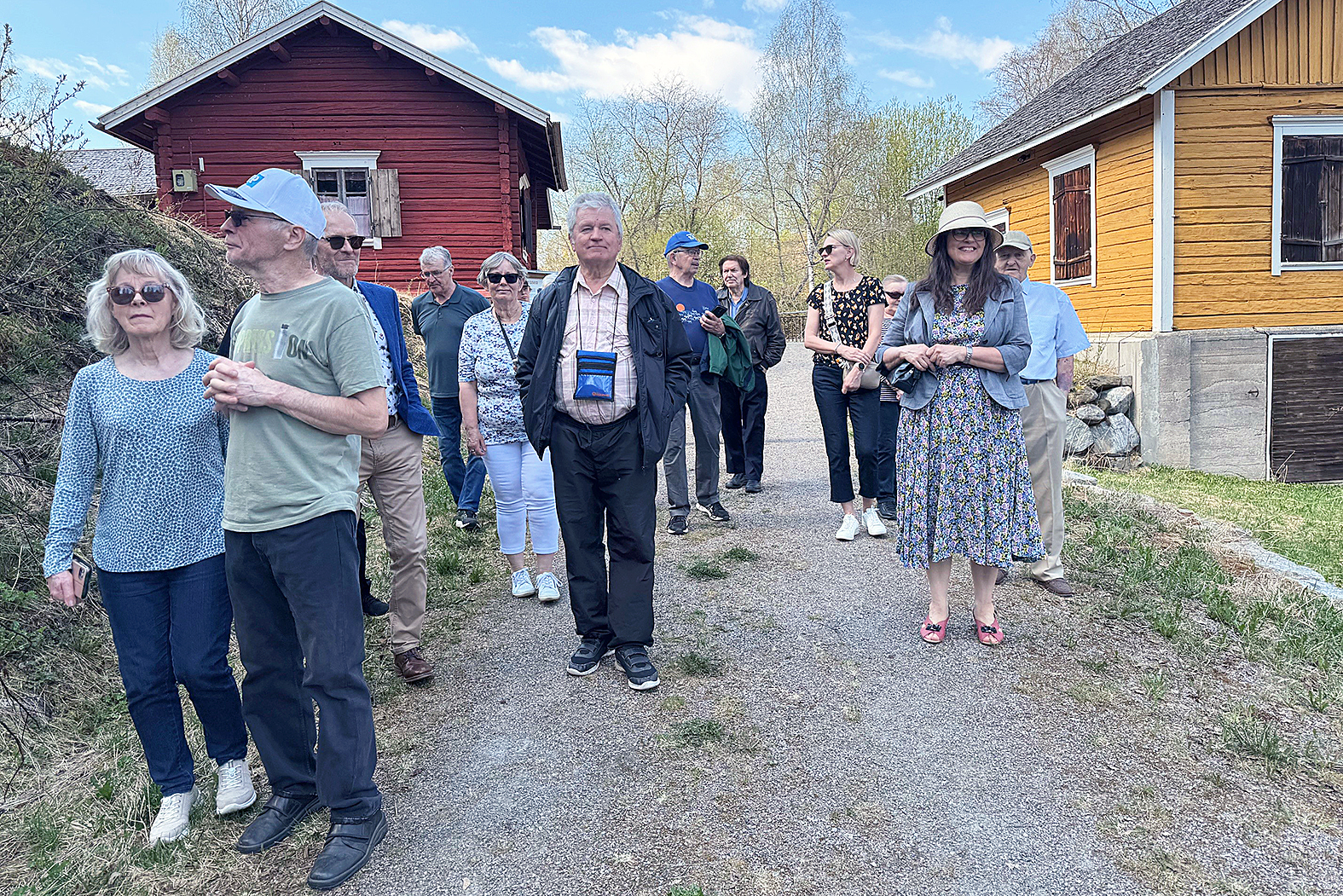 Jouni Porokan vieraat Puu-Juuan opastetulla kävelykierroksella Myllymuseolla.