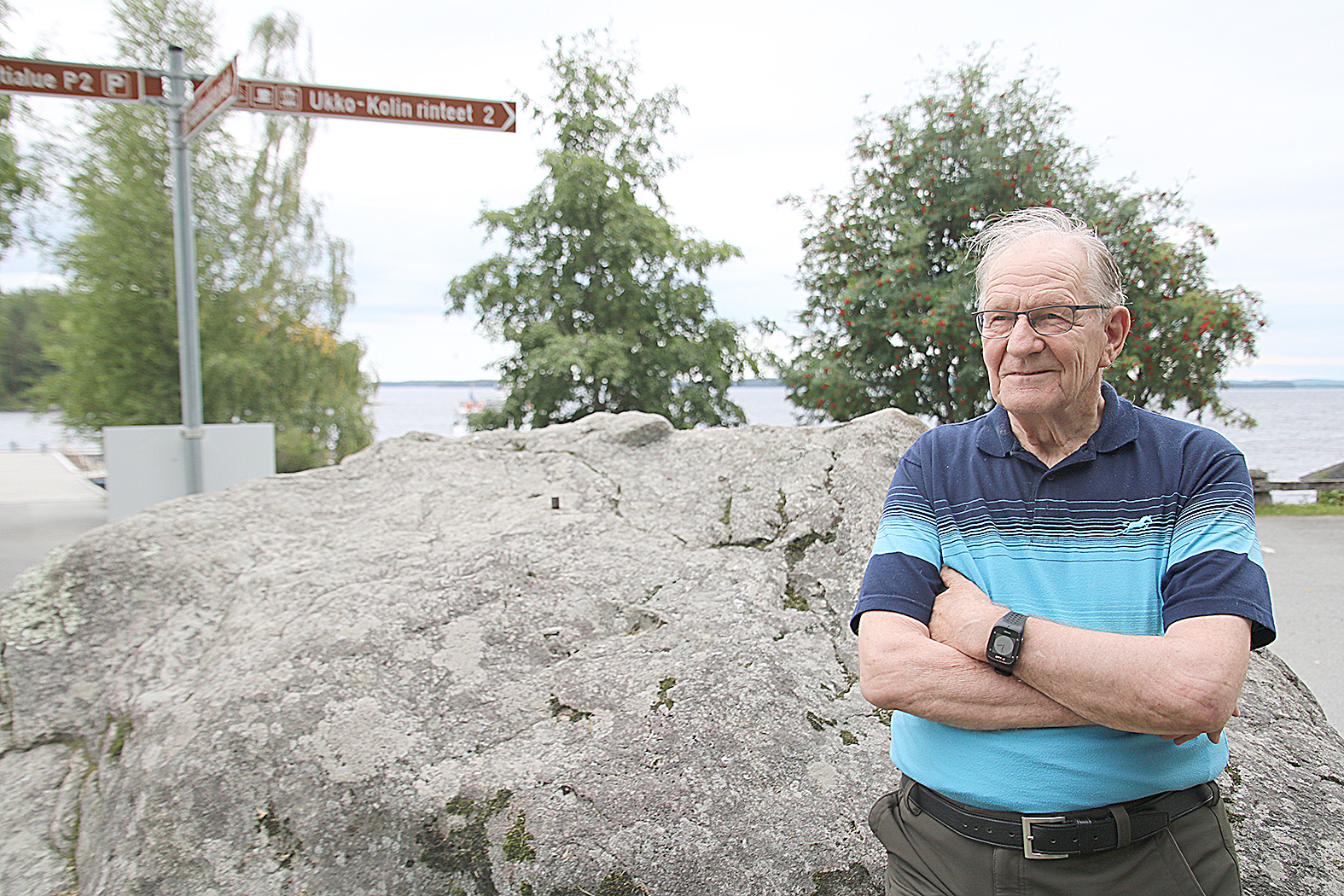 Urpo Määttänen Alamajan historiallisen ”matkailukiven” luona, jossa myös hänen isänsä Ali Määttänen muinoin ikuistettiin kuviin.