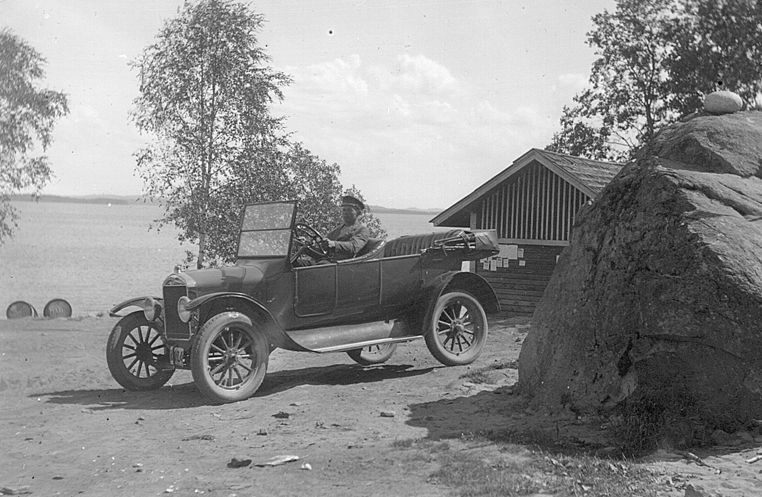 Ali Määttänen kuvattuna taksissaan 1930-luvulla. Urpo Määttäsen kotialbumi