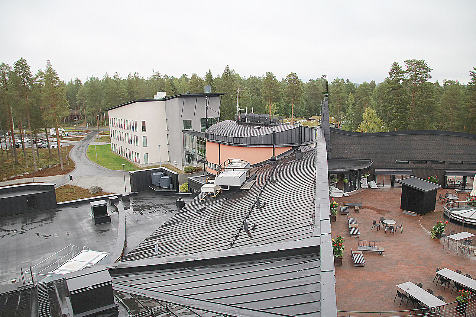 Bomban uuden kylpylähotellin 5. kerroksen terassilta avautuu näkymä muun muassa hotellin aurinkoterassille. Taustalla näkyy hotellin vanhempi osa.