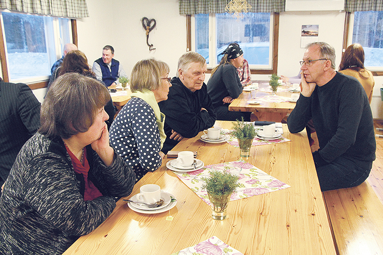 Kyläkierros Timanttituvalla. Kaarina Kallinen (vas.), Mirja Simonen ja Erkki Tuononen keskustelivat kyläillassa kunnanvaltuuston puheenjohtajan Lassi Kirjavaisen kanssa.