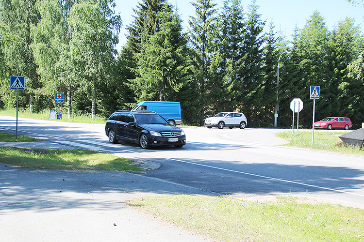 Juuantien ja Karjalantien risteyksen parantamistarve on akuutti. Ratkaisuna turvallisuuden parantamiseksi ja liikenteen sujuvoittamiseksi esitetään kiertoliittymää.