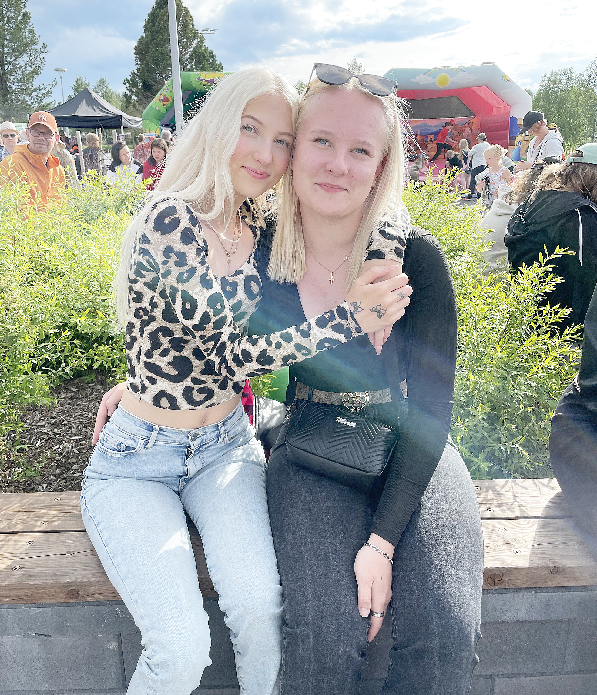Reeta Halonen ja Aino Hiltunen nauttimassa musiikista kesäiltana.
