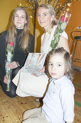 Valokuvaaja Laura Huttusen ja Satu Ryhäsen lisäksi juhlallisuuksiin osallistui kirjan muusa, kolmevuotias Luca Ryhänen.