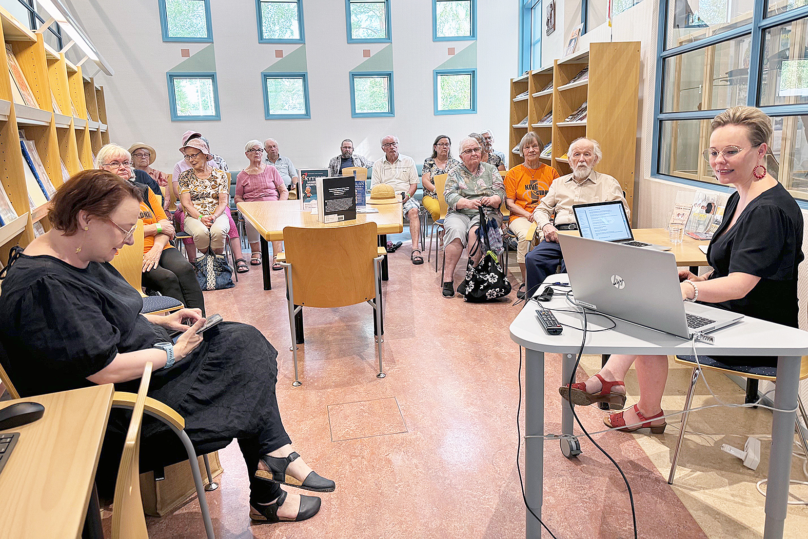 Kivenveistofestivaalin oheistapahtumia oli muun muassa kirjastolla  järjestetty kuvanveistäjä Kauko Kortelaisen ja taidekäsityöläinen Sinikka Häyrisen uraa ja taidetta käsittelevä Vuokko Sajaniemen (oik.) luento. 