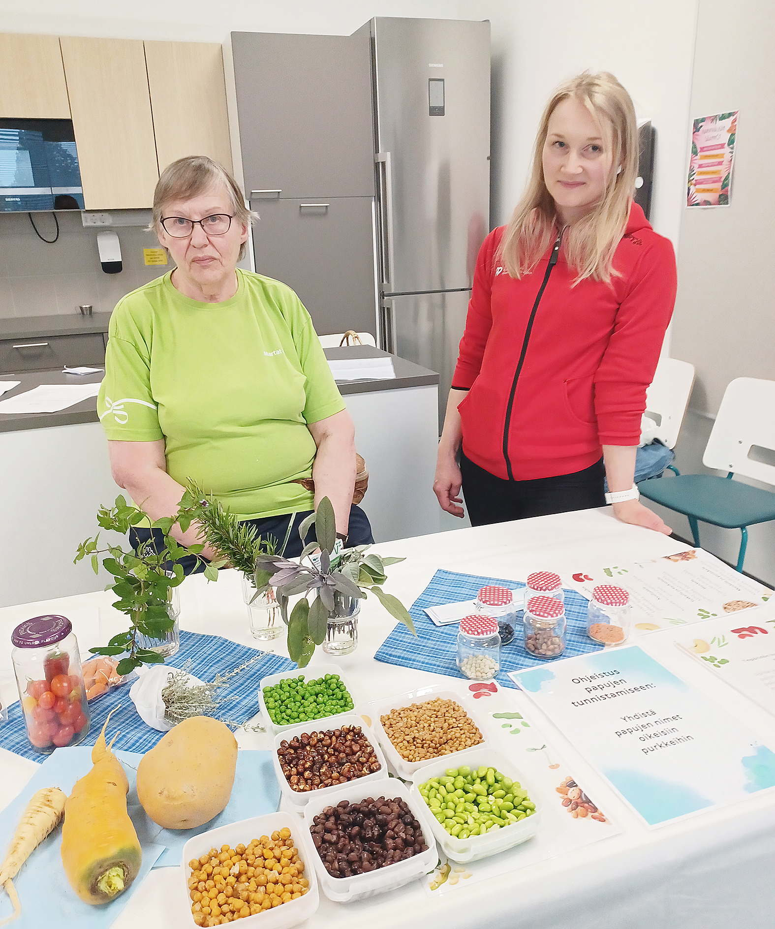 Tunnetko pavut ja herneet, yrttejäkin saa maistaa. Riitta Lehikoinen ja Miia Pesonen esittelemässä.