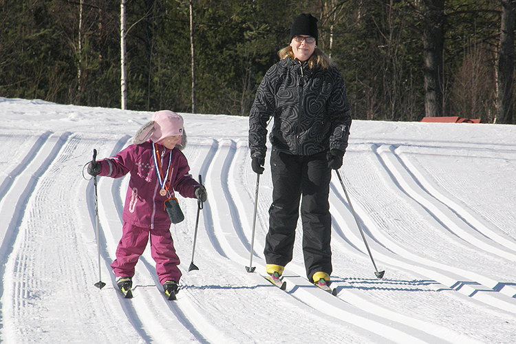 Lasten hiihtoseikkailun reitit tarjoavat perheille helpon tavan päästä ladulle. Kuva Jenni Luukkasen kotialbumi.