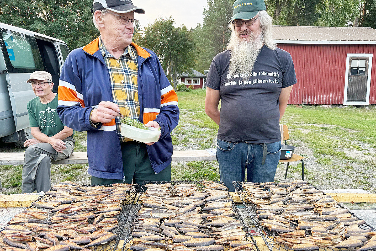 Tuomo Kukkonen suolasi perinteiseen tapaan katajasudilla Ilkka Tolvasen savustamat muikut.
 