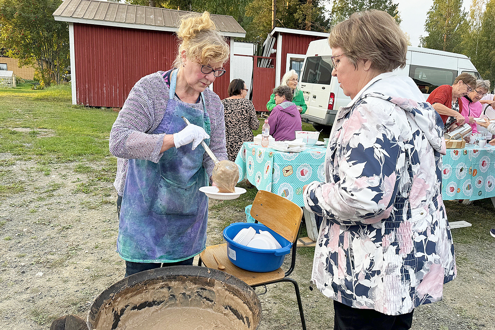 Aune Karjalainen annosteli ruishuttua Marjatta Turusen lautaselle.
 

