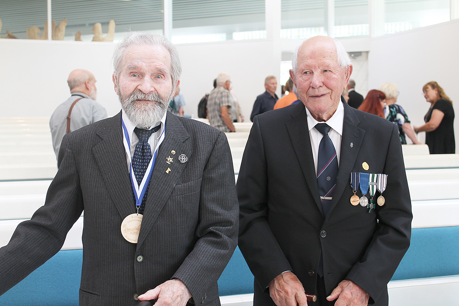 Hannes Tuovisen (vas.), 100, sotataival kesti kaksi vuotta. Pentti Oksman, 98, lähti jatkosotaan 17-vuotiaana osallistuen myös Lapin sotaan.