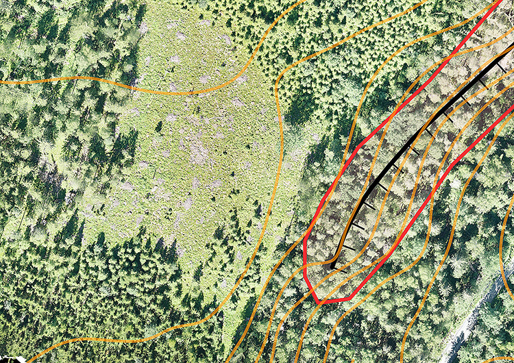 Metsäkeskus valvoo dronetarkastuksilla, ulottuvatko satelliittikuvista havaitut hakkuut metsälakikohteen puolelle. Dronekuvassa näkyy jyrkänne ja sen länsipuolella tehty hakkuu. Jyrkänteen ja sen alusmetsän muodostama metsälain erityisen tärkeä elinympäristö on rajattu punaisella. Kuvan perusteella hakkuu on jäänyt metsälain erityisen tärkeän elinympäristön rajauksen ulkopuolelle, eikä metsälakia ole rikottu.