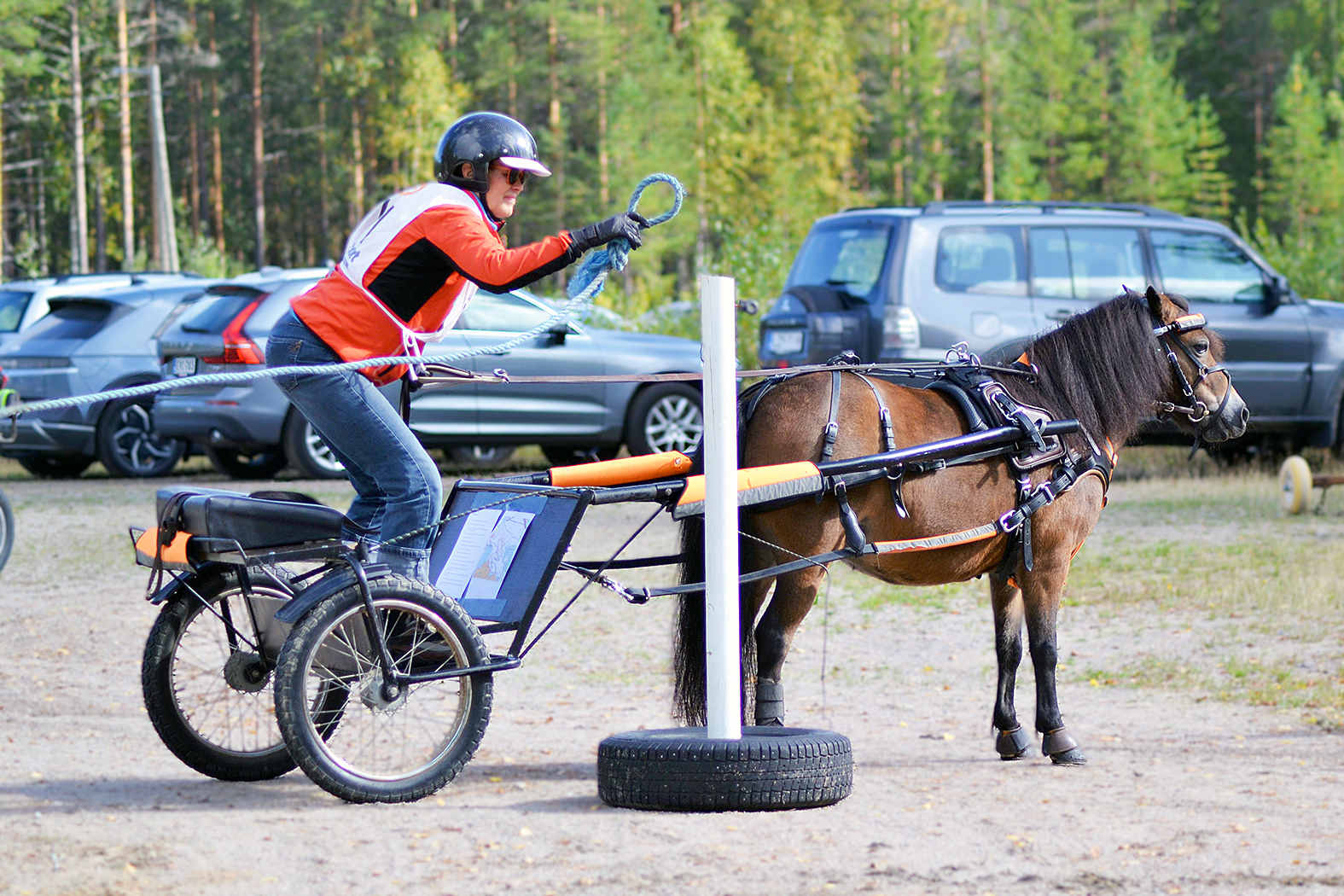 Ajoluokan voittanut Jutta Iman ja Darletta Dark lähdössä matkaan ensimmäiseltä esteeltä.