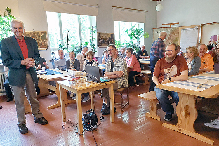 Kauko Määttä toivotti tervetulleeksi Määtän suvun kesäpäiville Kolin vanhankoulun majataloon.