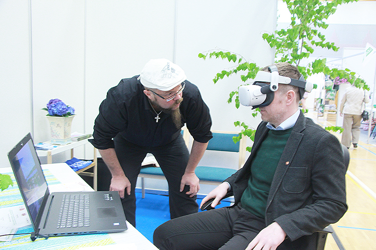 Antti Ikonen esitteli maakuntajohtaja Markus Hirvoselle virtuaalilaseja.