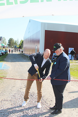 Kunnanjohtaja Henri Tanskanen ja messupäällikkö Jouni Porokka avasivat messut leikkaamalla portilla olleen kettingin poikki.