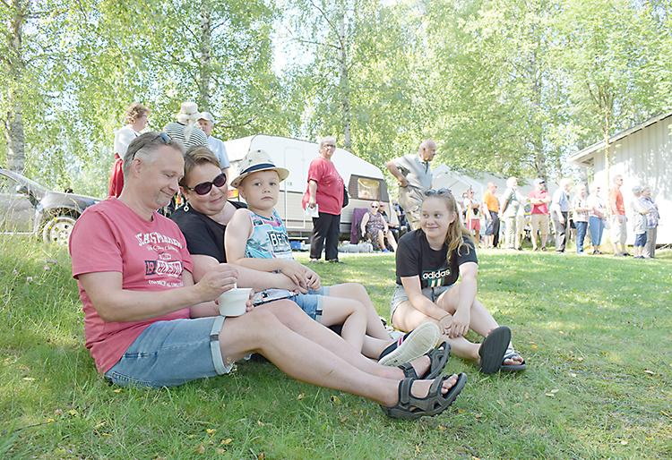 Juuan mökkiläispäivä järjestettiin edellisen kerran heinäkuussa 2019, jolloin Miettisen perhe nautti lounastarjoilusta puiden varjossa.