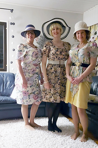 Jenni Halonen (vas,), Satu Hintikka ja Nina Gröhn pukeutuneina Pokka pitää -sarjan Hyachintiksi, Elizabethiksi ja Daisyksi.