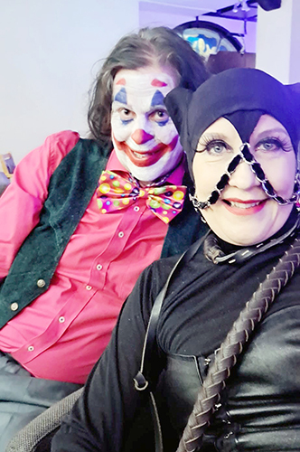 Ari ja Kirsi Rantametsä pukeutuneina tuttuihin Jokeri ja Kissanainen sarjakuvarikollisiin.
