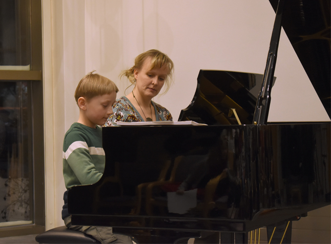 Pielisen Karjalan musiikkiopiston joulukonsertissa kuultiin jouluisia säveliä ja klassista musiikkia. Vilho Korkeala esitti kappaleen Joulu on taas säestäjänään pianonsoiton opettaja Marja Kalevi.